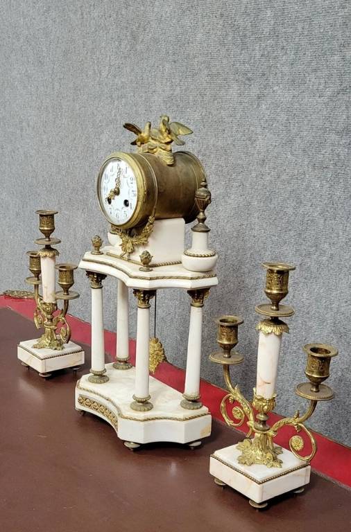 Pendule portique style Louis XVI en marbre blanc et bronze doré vers 1880 | Puces Privées