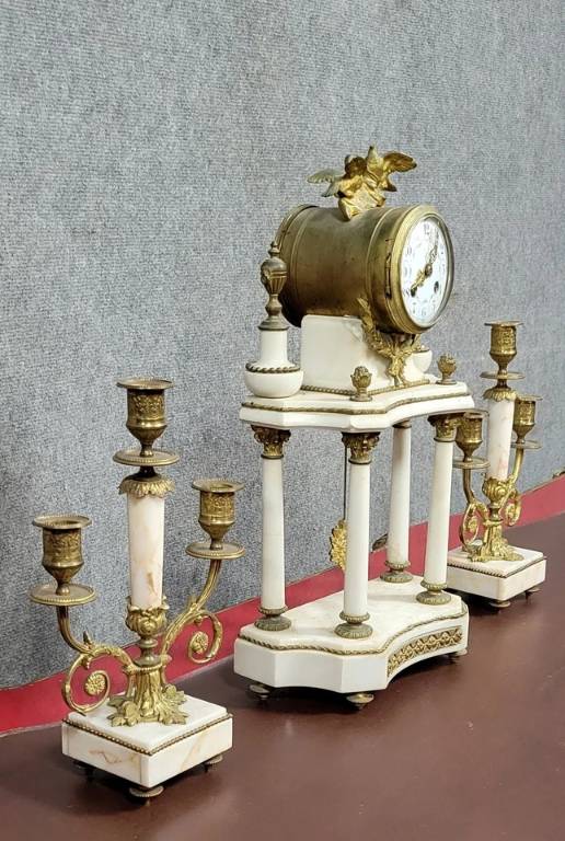 Pendule portique style Louis XVI en marbre blanc et bronze doré vers 1880 | Puces Privées