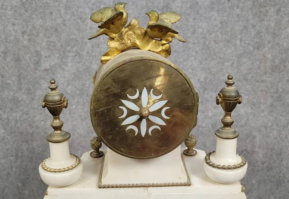 Pendule portique style Louis XVI en marbre blanc et bronze doré vers 1880 | Puces Privées