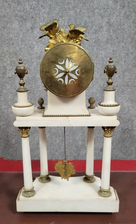 Pendule portique style Louis XVI en marbre blanc et bronze doré vers 1880 | Puces Privées