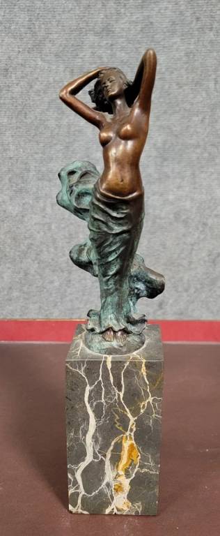 Bronze style Art Nouveau a double patine verte et medaille | Puces Privées
