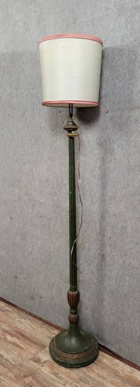 Lampadaire style Louis XVI en bois laqué et doré vers 1880 | Puces Privées
