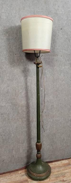Lampadaire style Louis XVI en bois laqué et doré vers 1880 | Puces Privées