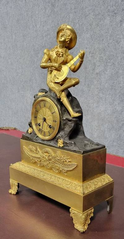 Pendule au Troubadour en bronze patiné et doré Epoque Empire vers 1810 | Puces Privées