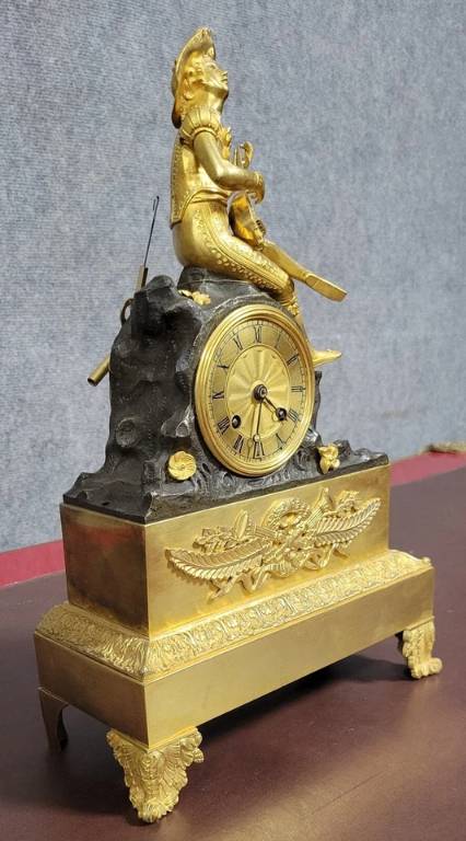Pendule au Troubadour en bronze patiné et doré Epoque Empire vers 1810 | Puces Privées