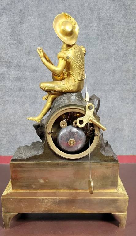Pendule au Troubadour en bronze patiné et doré Epoque Empire vers 1810 | Puces Privées