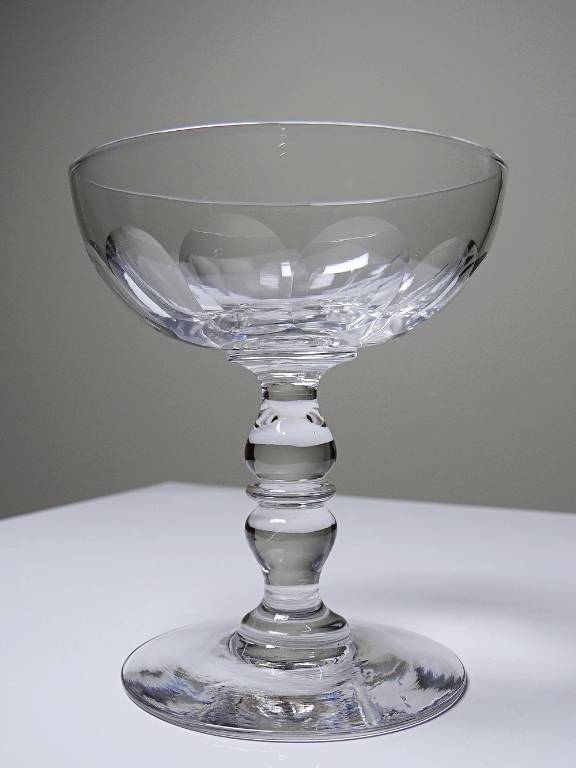 4 Coupes à champagne anciennes cristal taillé Baccart Médicis | Puces Privées