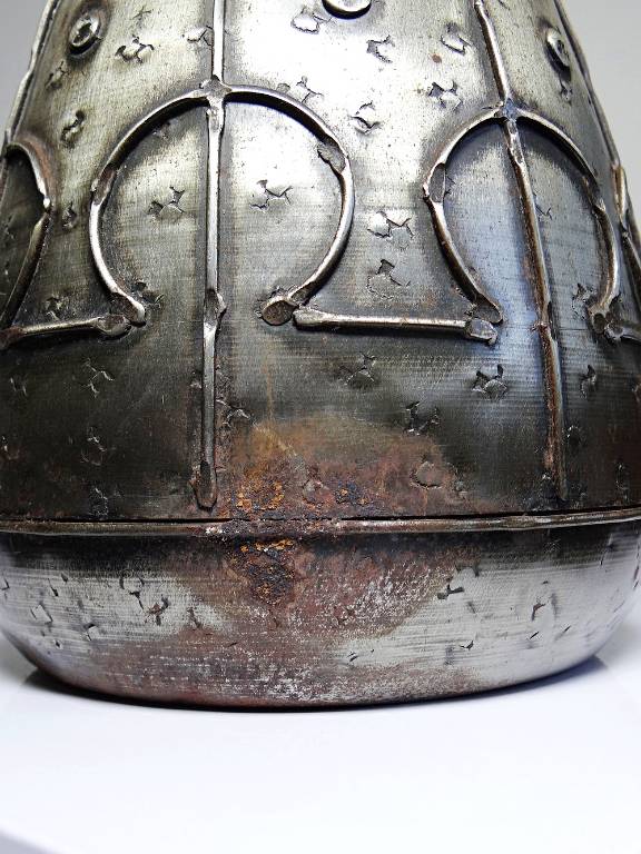 Grand pichet en taule métal ancien Arts & Crafts Alpha et Omega Brutaliste | Puces Privées