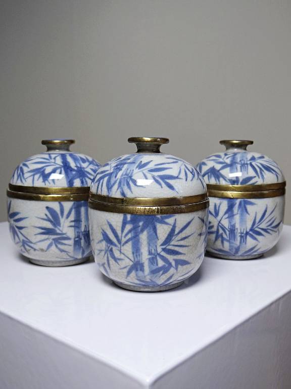 Trio de Gaiwans, petites tasses à thé couvertes chinoises porcelaine peinte main | Puces Privées