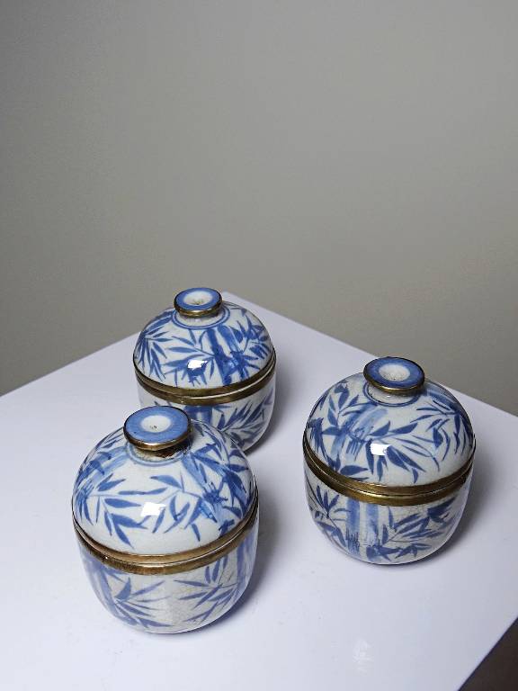 Trio de Gaiwans, petites tasses à thé couvertes chinoises porcelaine peinte main | Puces Privées