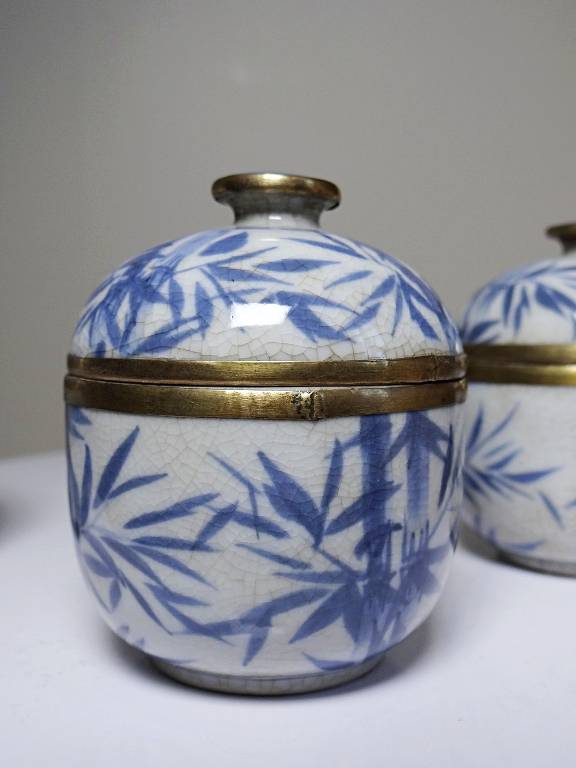 Trio de Gaiwans, petites tasses à thé couvertes chinoises porcelaine peinte main | Puces Privées
