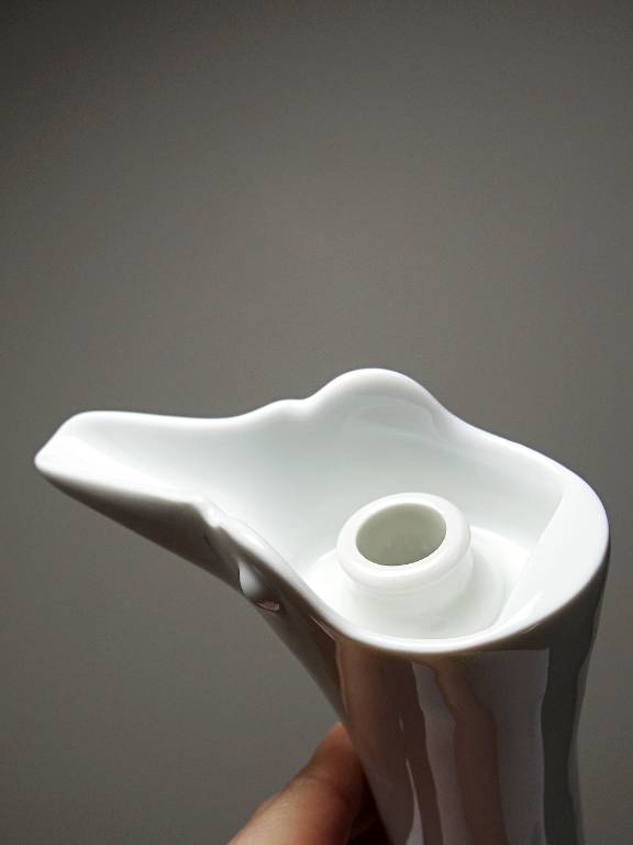 Carafe en porcelaine fine de Limoges blanche, Modèle d'après Sandoz Haviland | Puces Privées