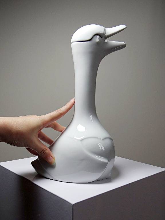 Carafe en porcelaine fine de Limoges blanche, Modèle d'après Sandoz Haviland | Puces Privées