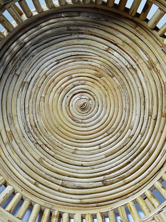 Plateau, corbeille rond en bambou clair cerclage laiton vintage Italie années 70 | Puces Privées