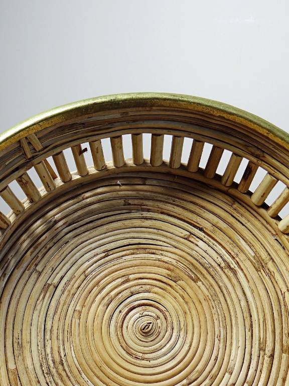 Plateau, corbeille rond en bambou clair cerclage laiton vintage Italie années 70 | Puces Privées