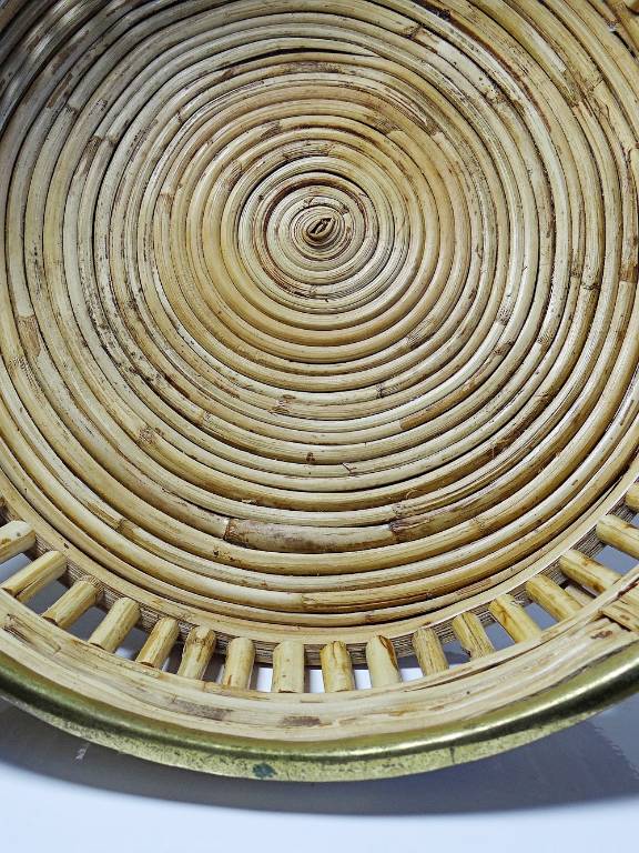 Plateau, corbeille rond en bambou clair cerclage laiton vintage Italie années 70 | Puces Privées