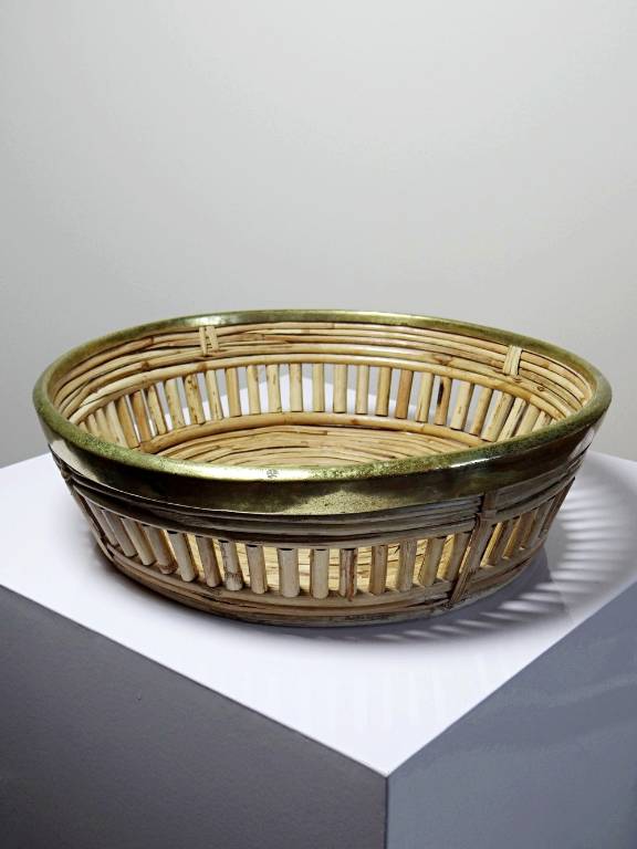 Plateau, corbeille rond en bambou clair cerclage laiton vintage Italie années 70 | Puces Privées