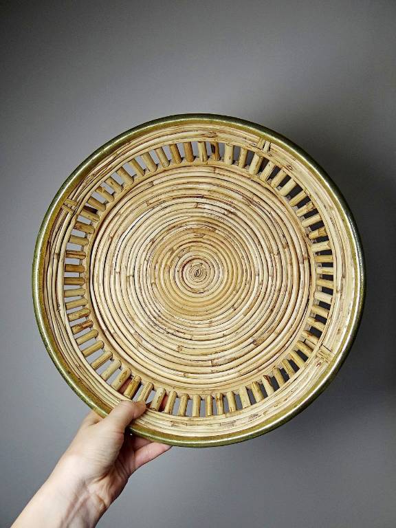 Plateau, corbeille rond en bambou clair cerclage laiton vintage Italie années 70 | Puces Privées