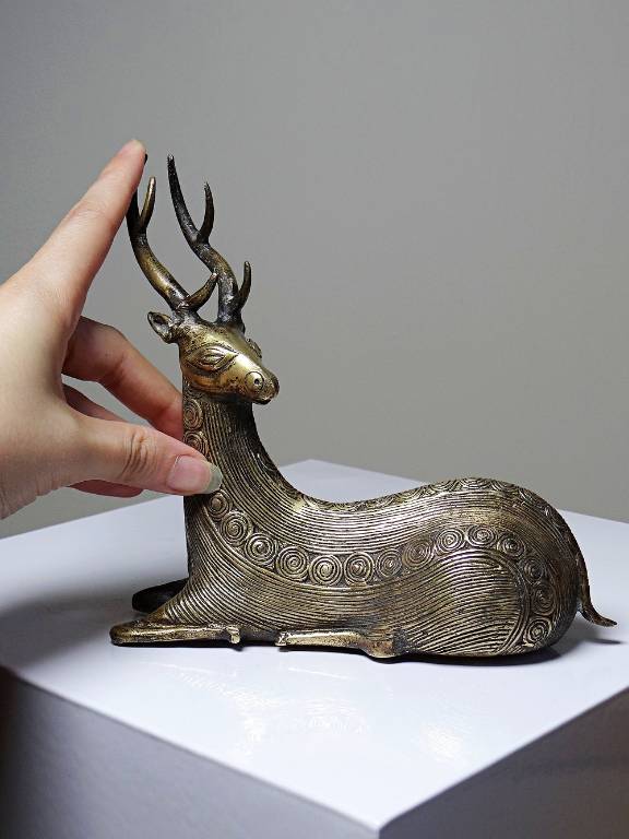 Cerf couché décoratif en laiton Dhokra Inde vintage artisanal | Puces Privées