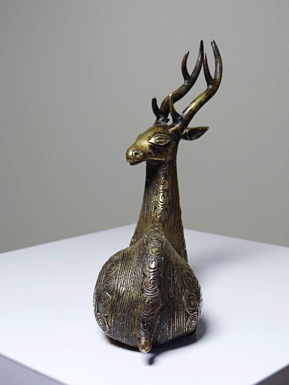 Cerf couché décoratif en laiton Dhokra Inde vintage artisanal | Puces Privées