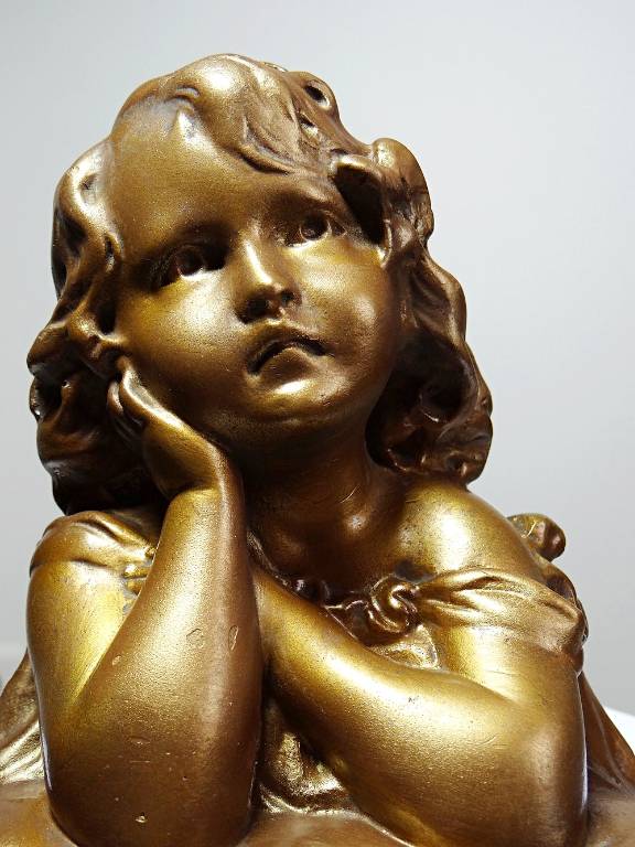 Petit buste fillette boudeuse en plâtre patine dorée ancienne | Puces Privées
