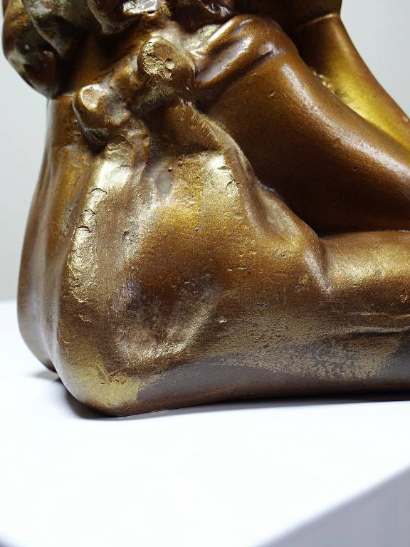 Petit buste fillette boudeuse en plâtre patine dorée ancienne | Puces Privées