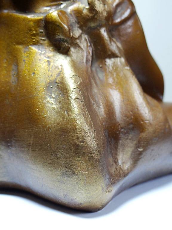 Petit buste fillette boudeuse en plâtre patine dorée ancienne | Puces Privées