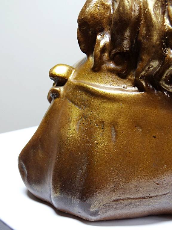 Petit buste fillette boudeuse en plâtre patine dorée ancienne | Puces Privées