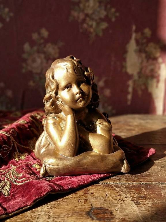 Petit buste fillette boudeuse en plâtre patine dorée ancienne | Puces Privées