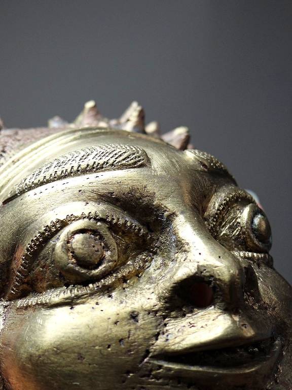Petit masque d'Oba bronze doré Bamoun, Cameroun, vintage Afrique | Puces Privées