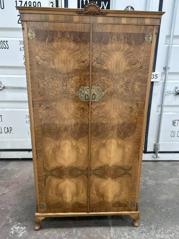Armoire à 2 portes des années 1920 en ronce de noyer | Puces Privées