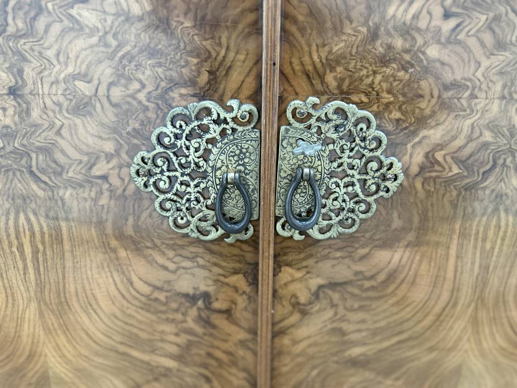 Armoire à 2 portes des années 1920 en ronce de noyer | Puces Privées