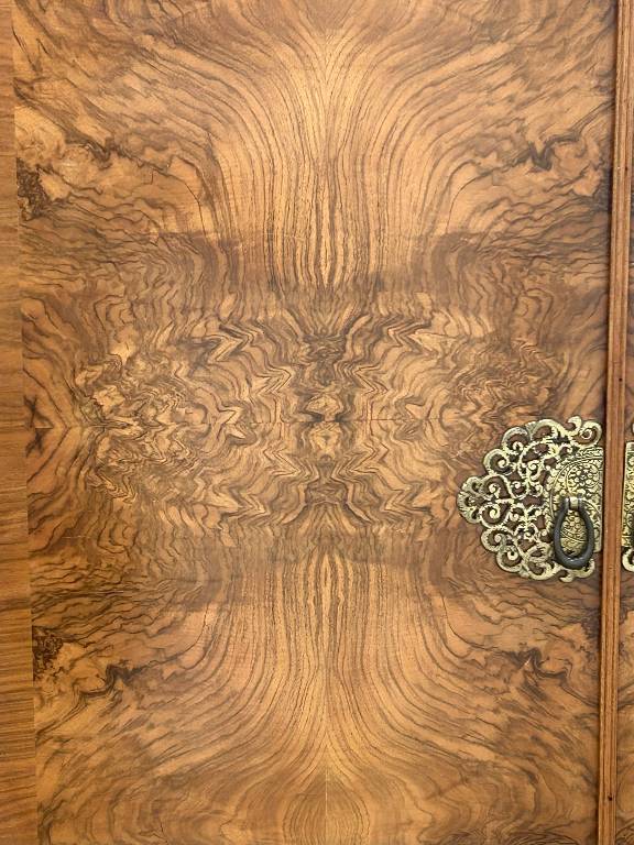 Armoire à 2 portes des années 1920 en ronce de noyer | Puces Privées