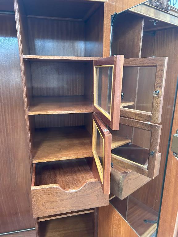Armoire à 2 portes des années 1920 en ronce de noyer | Puces Privées