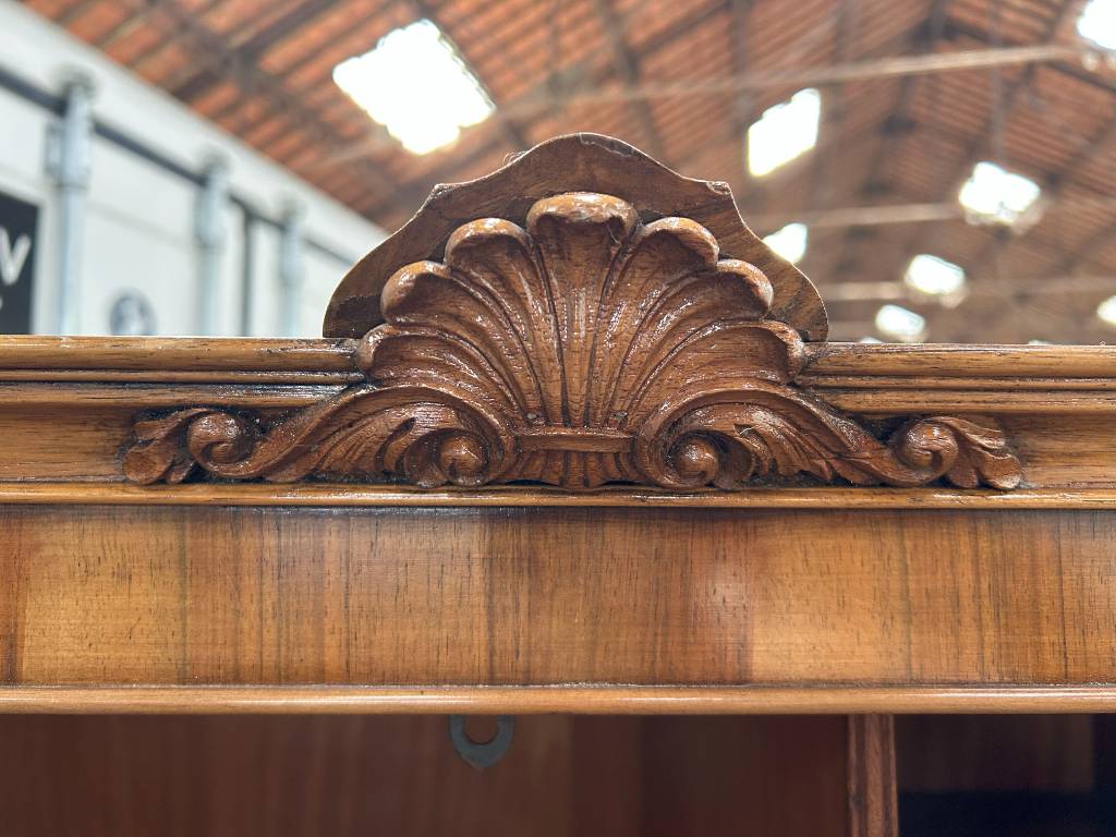 Armoire à 2 portes des années 1920 en ronce de noyer | Puces Privées