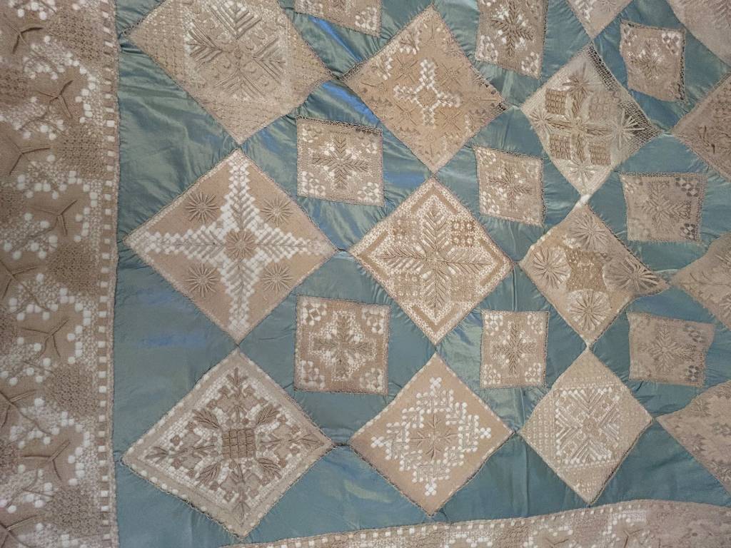 Couvre-lit ancien en soie bleue et crochet écru fait main | Puces Privées