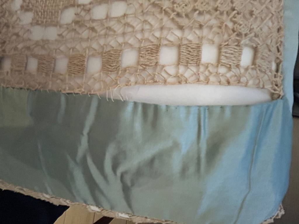 Couvre-lit ancien en soie bleue et crochet écru fait main | Puces Privées