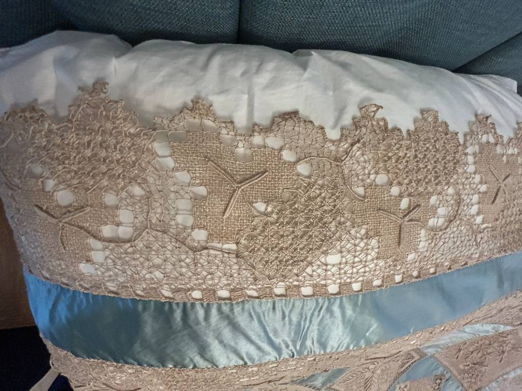 Couvre-lit ancien en soie bleue et crochet écru fait main | Puces Privées