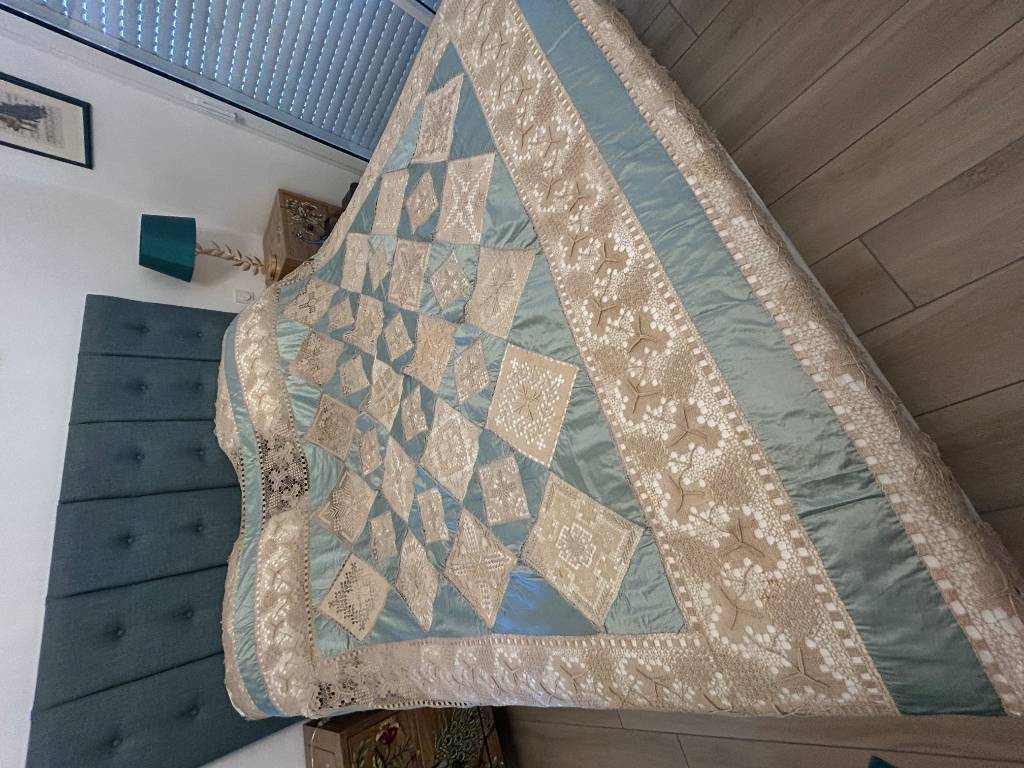 Couvre-lit ancien en soie bleue et crochet écru fait main | Puces Privées