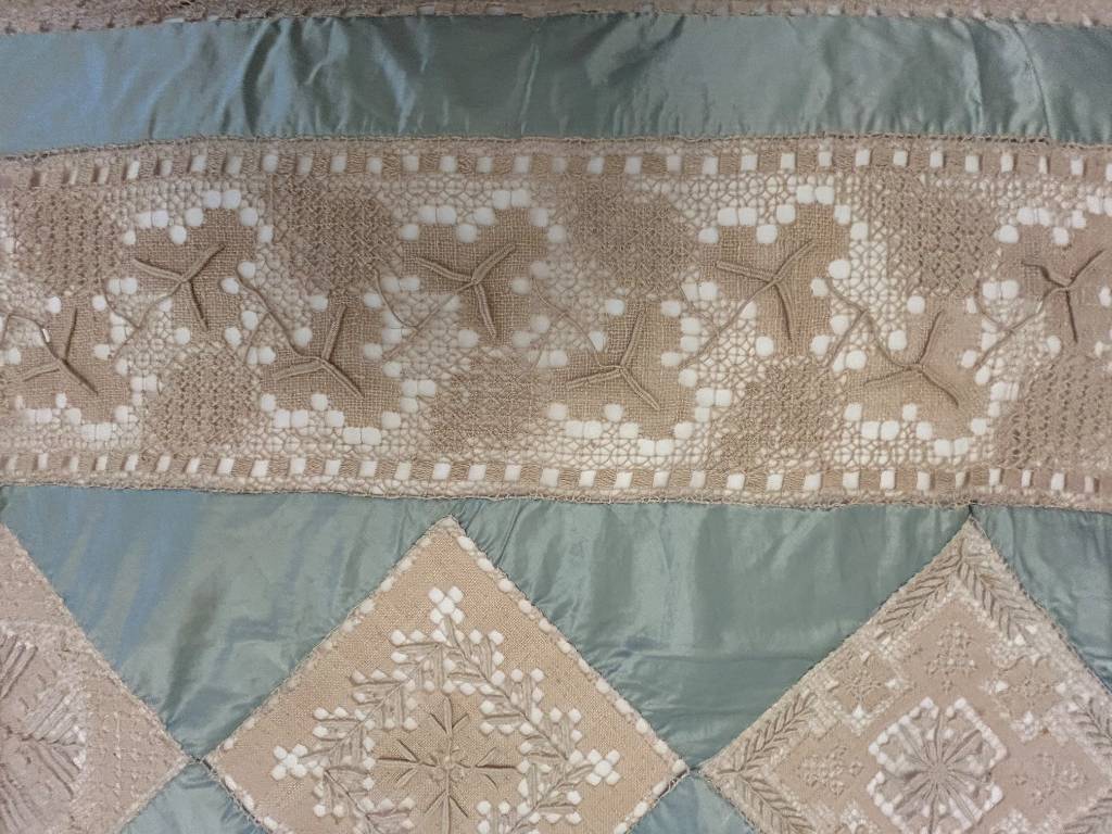 Couvre-lit ancien en soie bleue et crochet écru fait main | Puces Privées