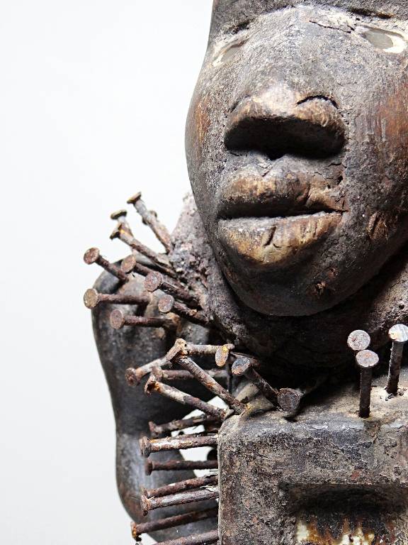 Fétiche à clous Nkisi Nkonde, peuple Kongo, Congo, milieu XXᵉ siècle | Puces Privées