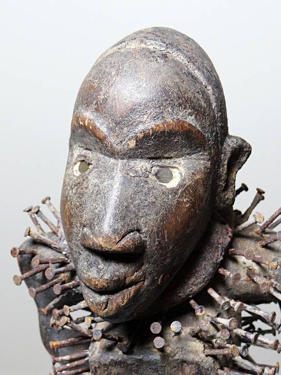Fétiche à clous Nkisi Nkonde, peuple Kongo, Congo, milieu XXᵉ siècle | Puces Privées