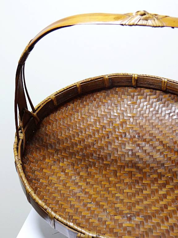 Grand panier à offrandes en bambou asiatique vintage 1920–1950 | Puces Privées