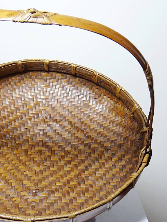 Grand panier à offrandes en bambou asiatique vintage 1920–1950 | Puces Privées