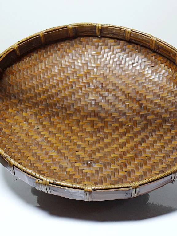 Grand panier à offrandes en bambou asiatique vintage 1920–1950 | Puces Privées