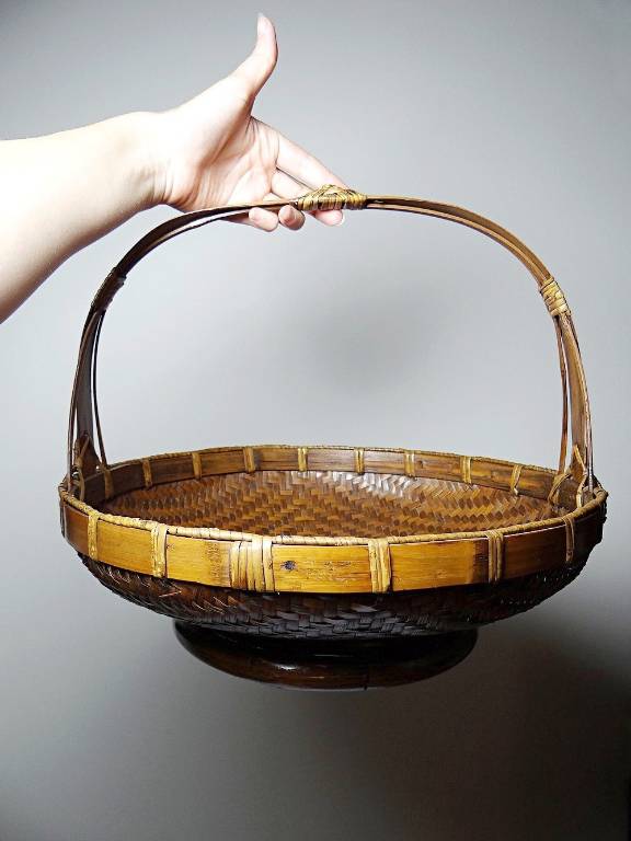 Grand panier à offrandes en bambou asiatique vintage 1920–1950 | Puces Privées