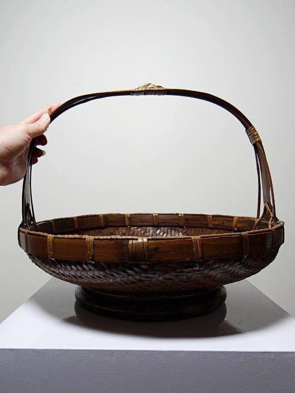 Grand panier à offrandes en bambou asiatique vintage 1920–1950 | Puces Privées