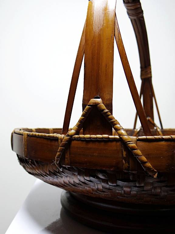 Grand panier à offrandes en bambou asiatique vintage 1920–1950 | Puces Privées