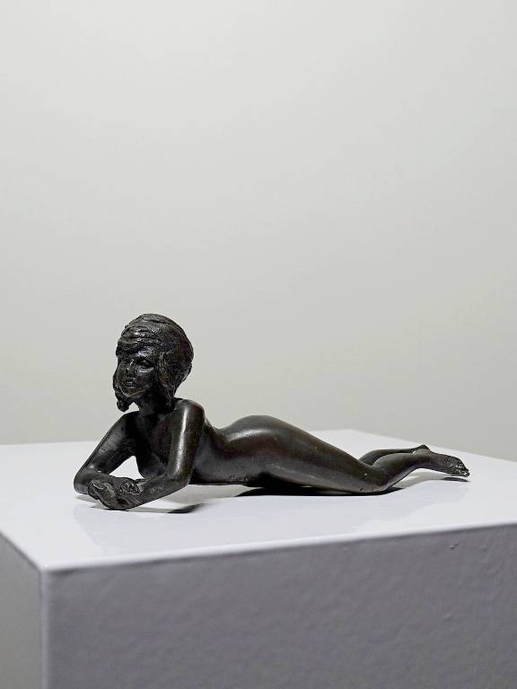Petit bronze mid-century, petite baigneuse, femme nue allongée | Puces Privées