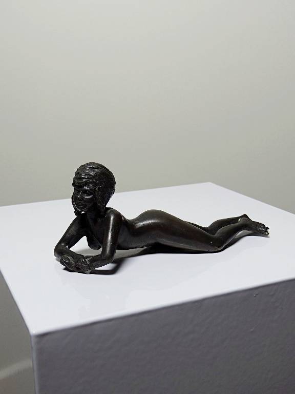 Petit bronze mid-century, petite baigneuse, femme nue allongée | Puces Privées